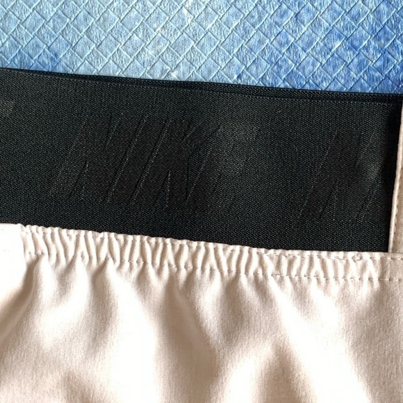 *BUNDLE* Lot Of 3 NIKE Womens Shirts + Shorts, Size M - Picture 2 of 7